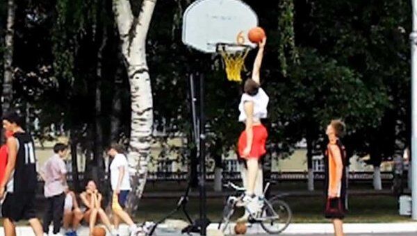 Лучшие спортсмены Вологды провели мастер-класс по уличному баскетболу