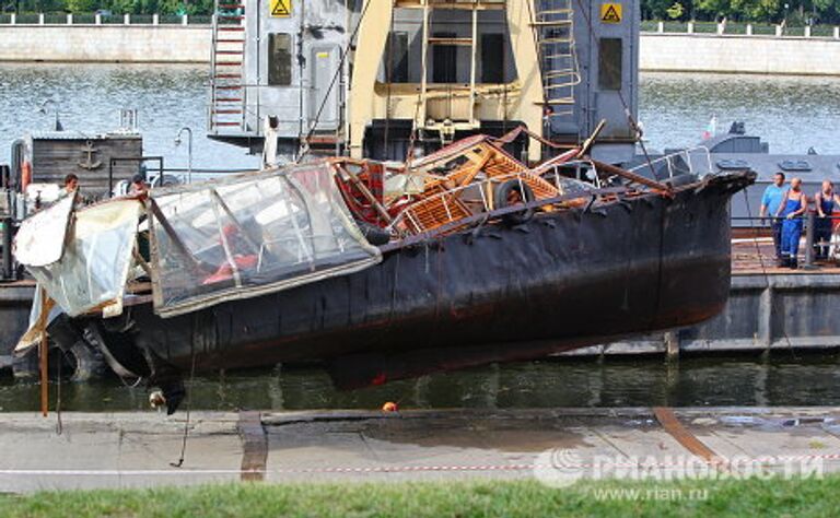 Работы по подъему катера, затонувшего в ночь на 31 июля в Москве-реке