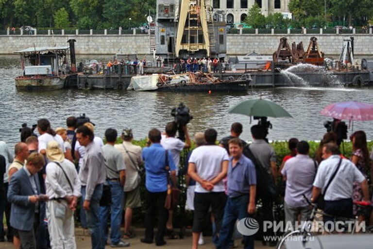 Работы по подъему катера, затонувшего в ночь на 31 июля в Москве-реке