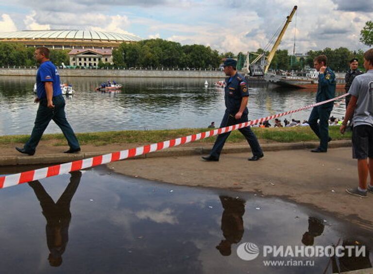 Работы по подъему катера, затонувшего в ночь на 31 июля в Москве-реке