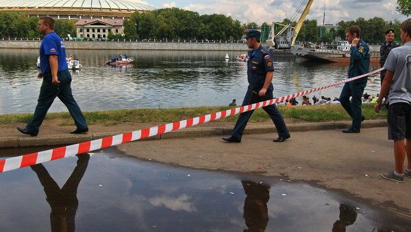 Работы по подъему катера, затонувшего в ночь на 31 июля в Москве-реке