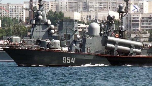 За морским боем на Дне ВМФ в Севастополе наблюдали 50 тысяч человек 