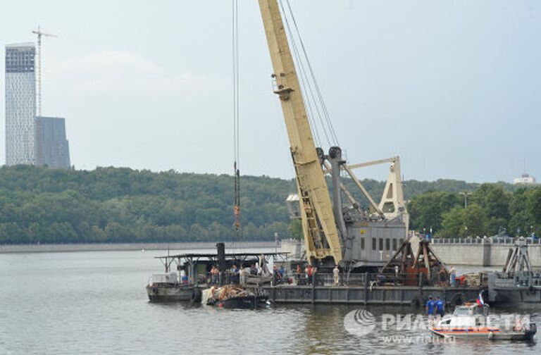 Работы по подъему катера, затонувшего в ночь на 31 июля в Москве-реке