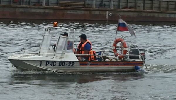 Подъём утонувшего катера на Москве реке