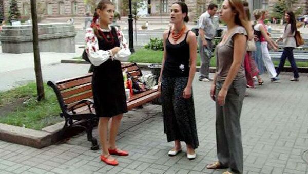 Старинные свадебные песни исполнили девушки на Крещатике в Киеве