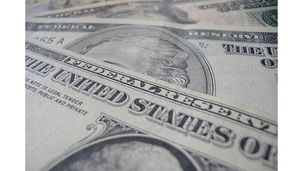 Доллар подорожал на открытии валютных торгов на ММВБ на 13 копеек