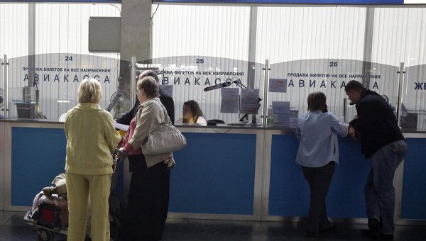 Продажа авиабилетов в аэропорту. Архивное фото