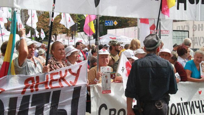 Сторонники и противники Юлии Тимошенко митингуют у входа во двор у здания суда в Киеве