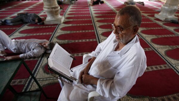 Чтение Корана и подготовка к Рамадану в Каире