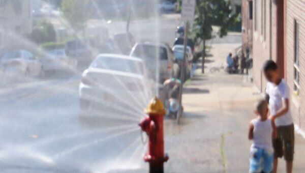 Пожарные краны Нью-Йорка спасают жителей города от жары