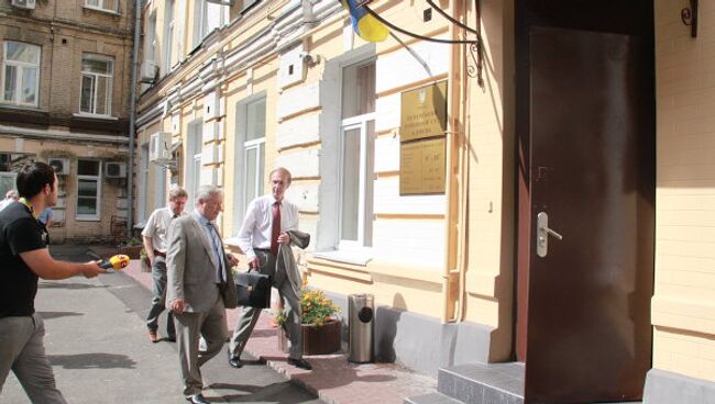 Бывший глава МИД Владимир Огрызко, бывший министр обороны Юрий Ехануров, бывший министр транспорта Иосиф Винский пришли в Киевский районный суд 