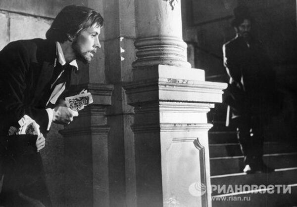 Николай Бурляев (слева) в роли Алексея Ивановича на съемках фильма Игрок. Николай Бурляев (слева) в роли Алексея Ивановича на съемках фильма Игрок.