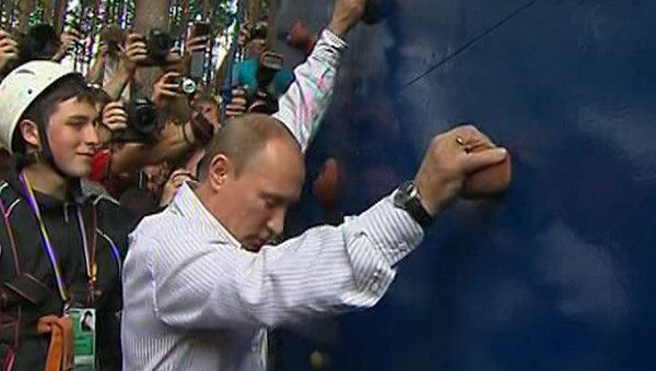 Путин на Селигере взобрался на скалодром без страховки