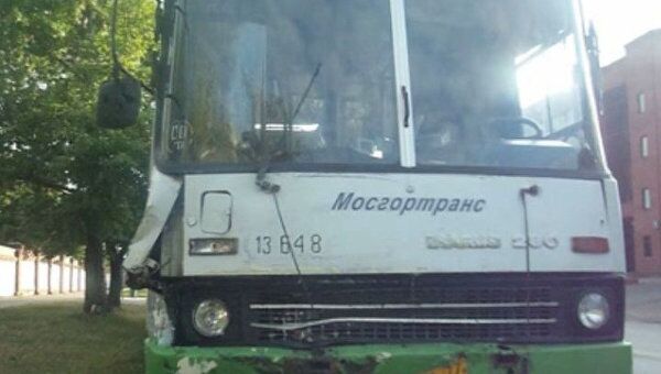 Грузовик Hyundai столкнулся с рейсовым автобусом на юге Москвы