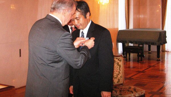 Вручение послом России в Японии Михаилом Белым наград двум японским космонавтам