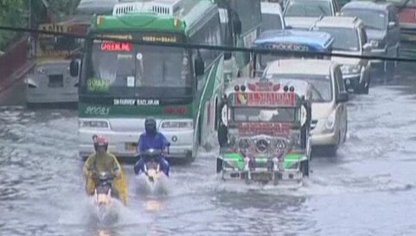 Филиппинцы спасаются от стихии по пояс в воде