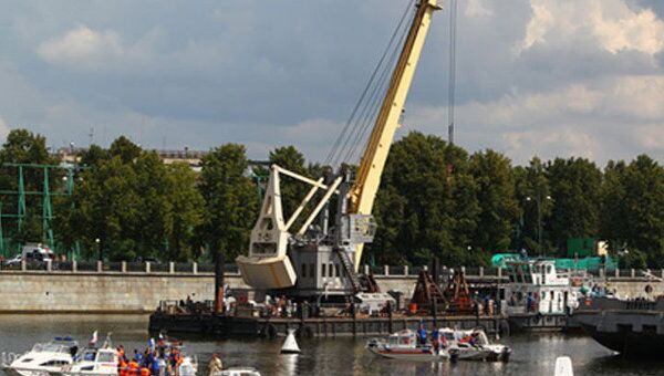 Сотрудники МЧС нашли тело последней жертвы крушения катера на Москве-реке 