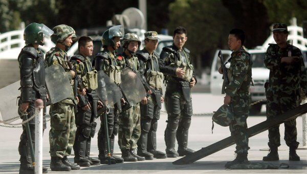 Офицеры вооруженной полиции в городе Кашгар Синьцзян-Уйгурского района на западе Китая 