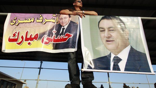Сторонники экс-президента Египта Хосни Мубарака у здания Академии полиции в Каире