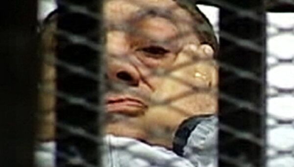 Хосни Мубарак на заседании суда в Каире. Архив