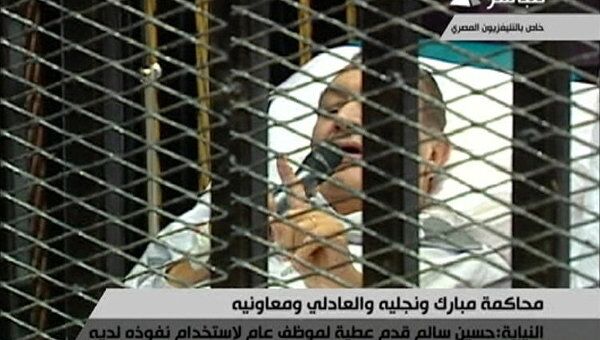 Хосни Мубарак на заседании суда в Каире