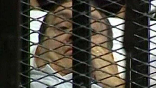 Хосни Мубарак появился в зале суда на медицинских носилках