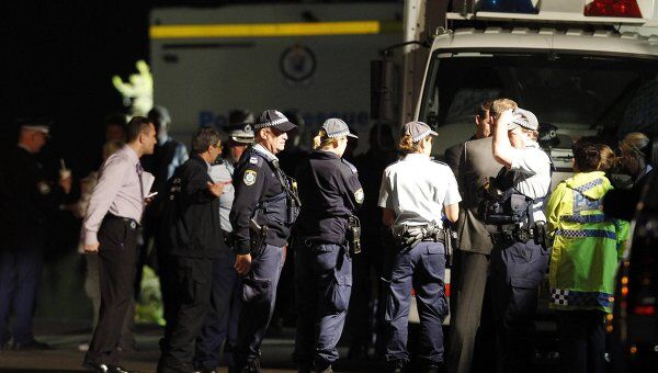 Саперы подразделения полиции Сиднея пытаются разминировать девушку с бомбой-ошейником