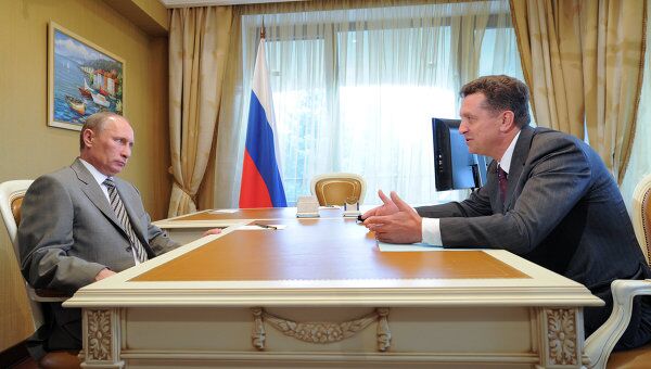 Премьер-министр РФ Владимир Путин проводит беседу с губернатором Ставропольского края Валерием Гаевским 