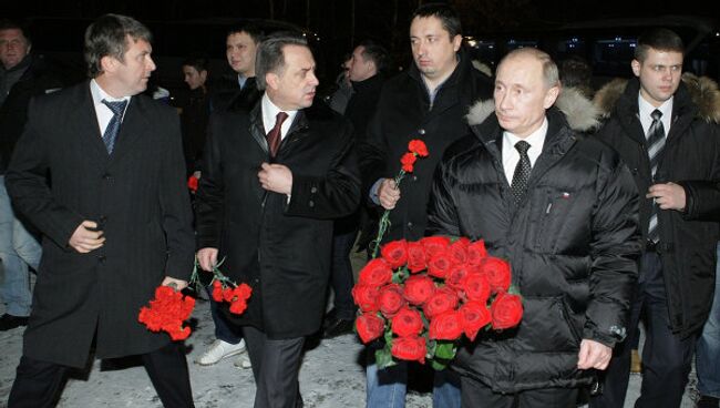 Премьер-министр РФ Владимир Путин возложил цветы к могиле болельщика Спартака Егора Свиридова
