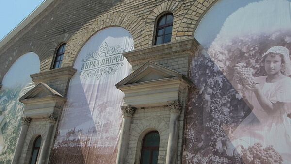 Главное здание винного завода «Абрау-Дюрсо» (Краснодарский край). Архивное фото