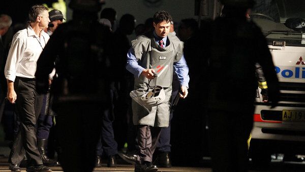 Саперы подразделения полиции Сиднея пытаются разминировать девушку с бомбой-ошейником