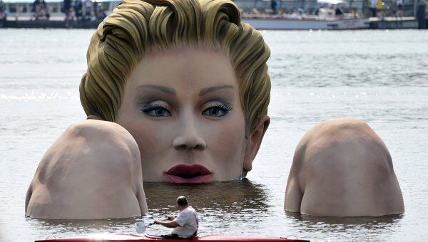 Скульптура русалки в водах озера Альстер