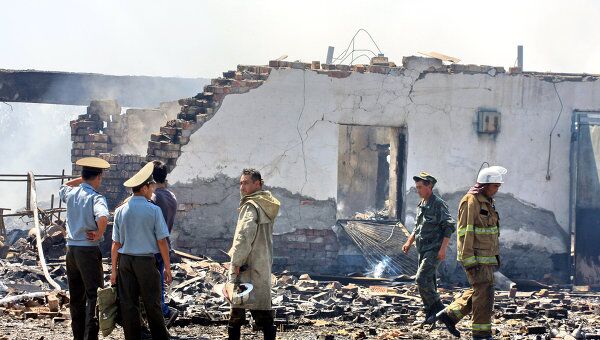 Пожар на складе пиротехники в районе оптового рынка Дордой в пригороде столицы Киргизии