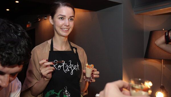 Российский дизайнер и лицо кафе Cup&Cake Алена Ахмадуллина провела кулинарный мастер-класс