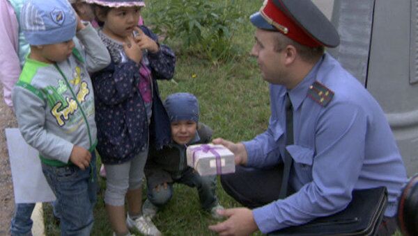Полиция учит малышей в детсадах не брать в руки подозрительные коробки