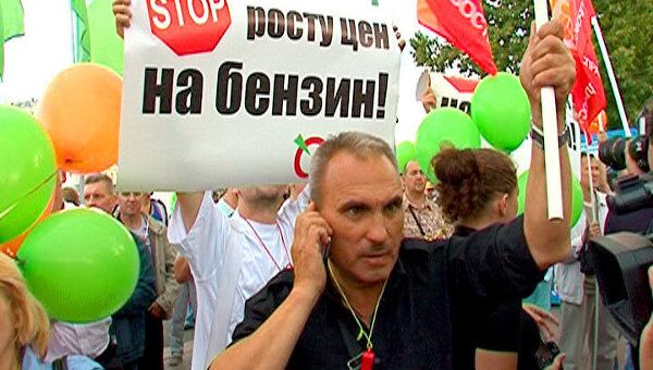 На бензин уходит вся зарплата – в Москве прошла акция протеста водителей