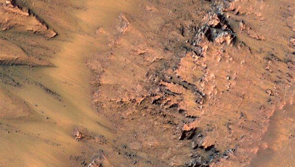 Серия снимков края кратера Ньютона, на которых видно, как «стекают» темные «ручьи»