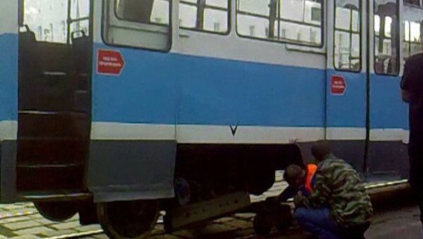 Треснувшее колесо трамвая рикошетом пробило дверь автомобиля в Москве