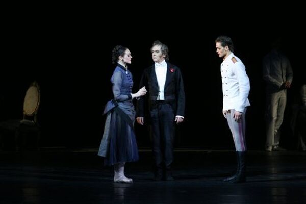 Ульяна Лопаткина, Сергей Бережной (в центре) и Юрий Смекалов в сцене из балета Анна Каренина