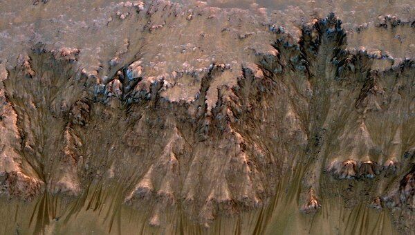 Темные полосы на склонах Марса