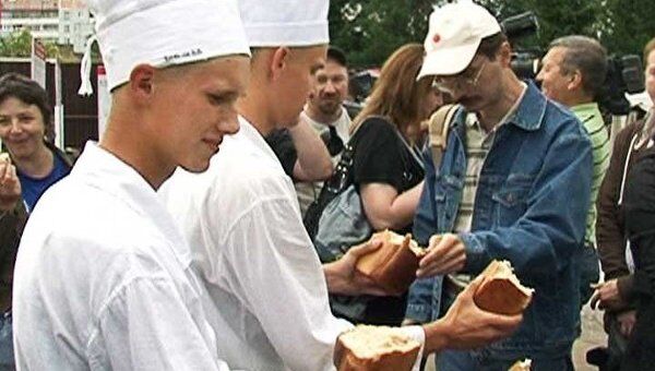 Блогеров угостили свежим хлебом  на экскурсии по военной школе поваров 