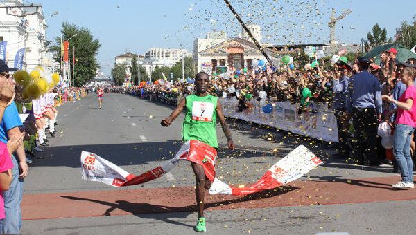 Бегун из Кении одержал победу в Сибирском международном марафоне 