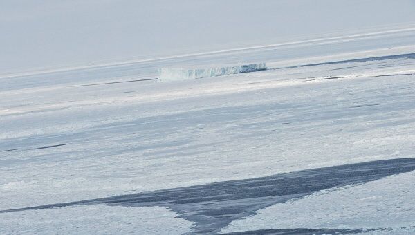 Льдины в Северном Ледовитом океане. Архив
