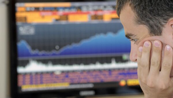 Индекс ММВБ по итогам торгов в пятницу упал на 4,5%, индекс РТС - на 5% - данные бирж