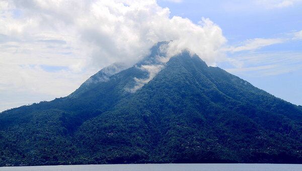 Вулкан Карангетан на востоке Индонезии. Архив