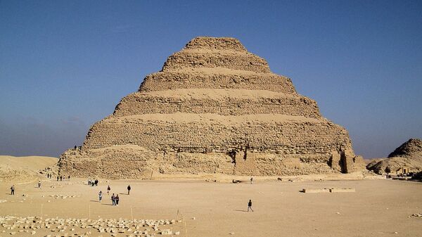 Ступенчатая пирамида Джосера в Саккаре в Египте