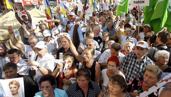 Сторонники экс-премьера Украины Юлии Тимошенко у здания Печерского райсуда Киева