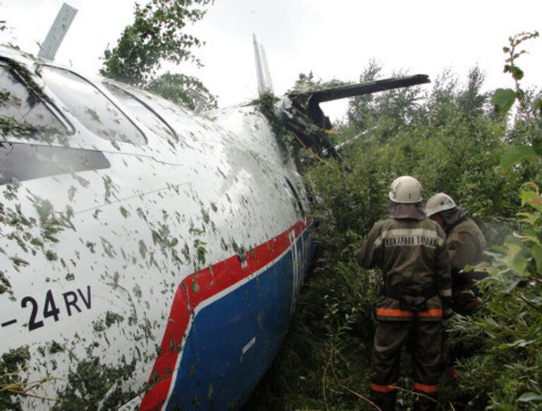 Пассажирский самолет Ан-24 совершил аварийную посадку в аэропорту Благовещенска