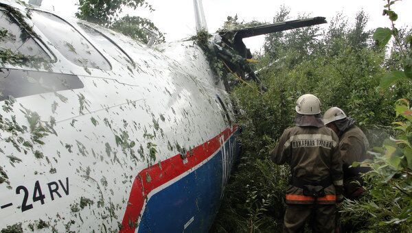 Пассажирский самолет Ан-24 совершил аварийную посадку в аэропорту Благовещенска