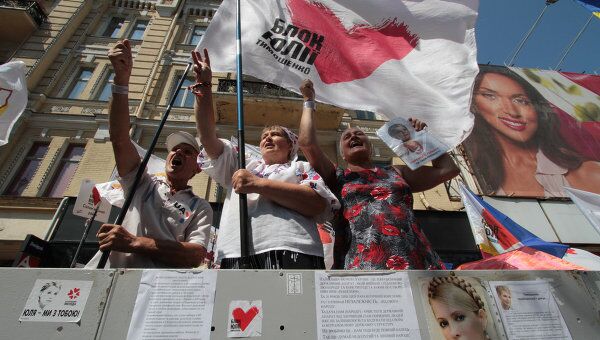 Сторонники экс-премьера Украины Юлии Тимошенко собрались у Печерского суда Киева
